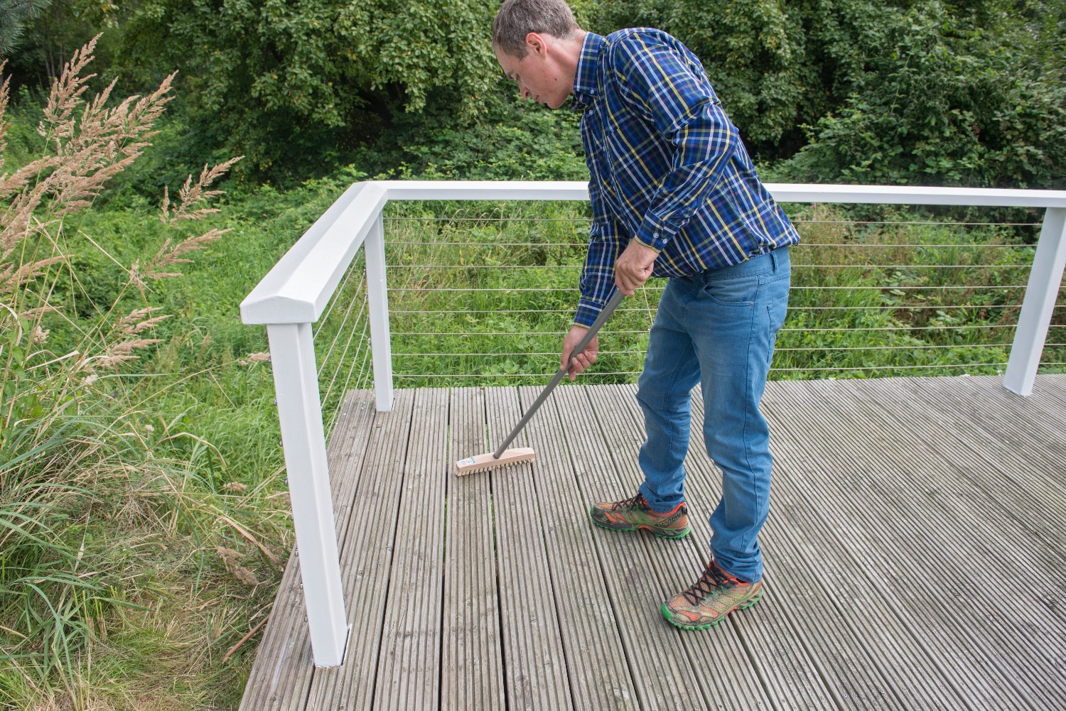 Holzterrasse: Schmutz entfernen Holzterrasse: Schmutz entfernen
