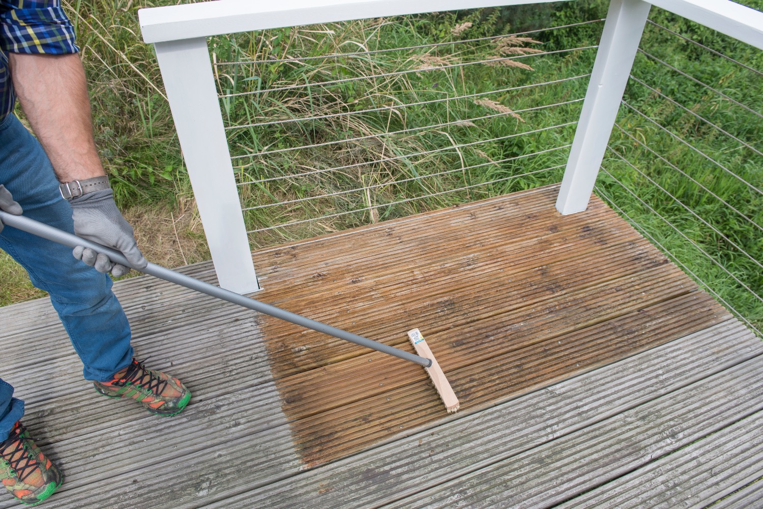 Holzterrasse: Entgrauer einarbeiten Holzterrasse: Entgrauer einarbeiten