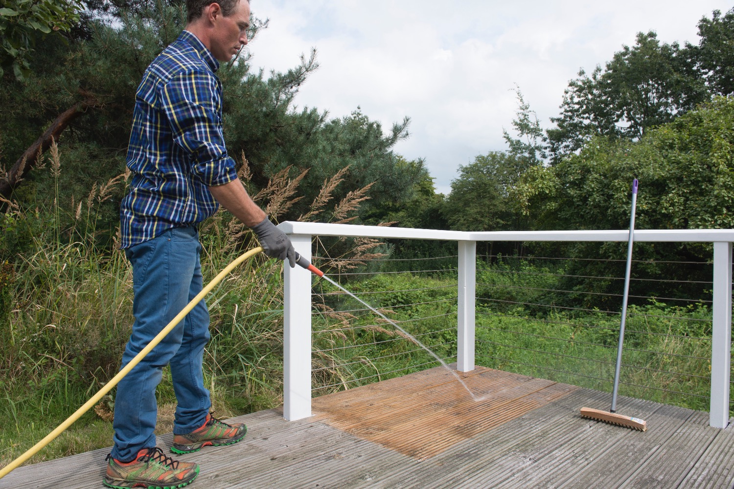 Holzterrasse: Rückstände entfernen Holzterrasse: Rückstände entfernen